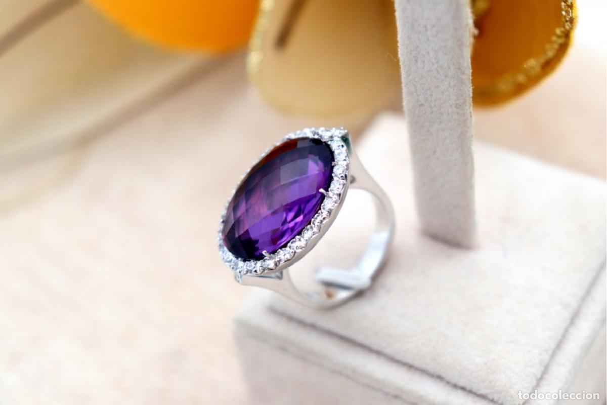 Joyeria: Anillo de oro blanco de 18 quilates con diamantes y amatista.