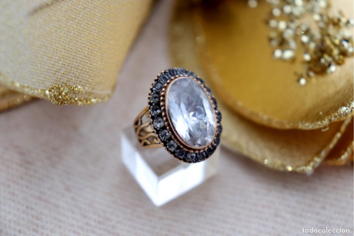 Joyeria: Anillo de oro de 19,2 quilates con diamantes y iolitas