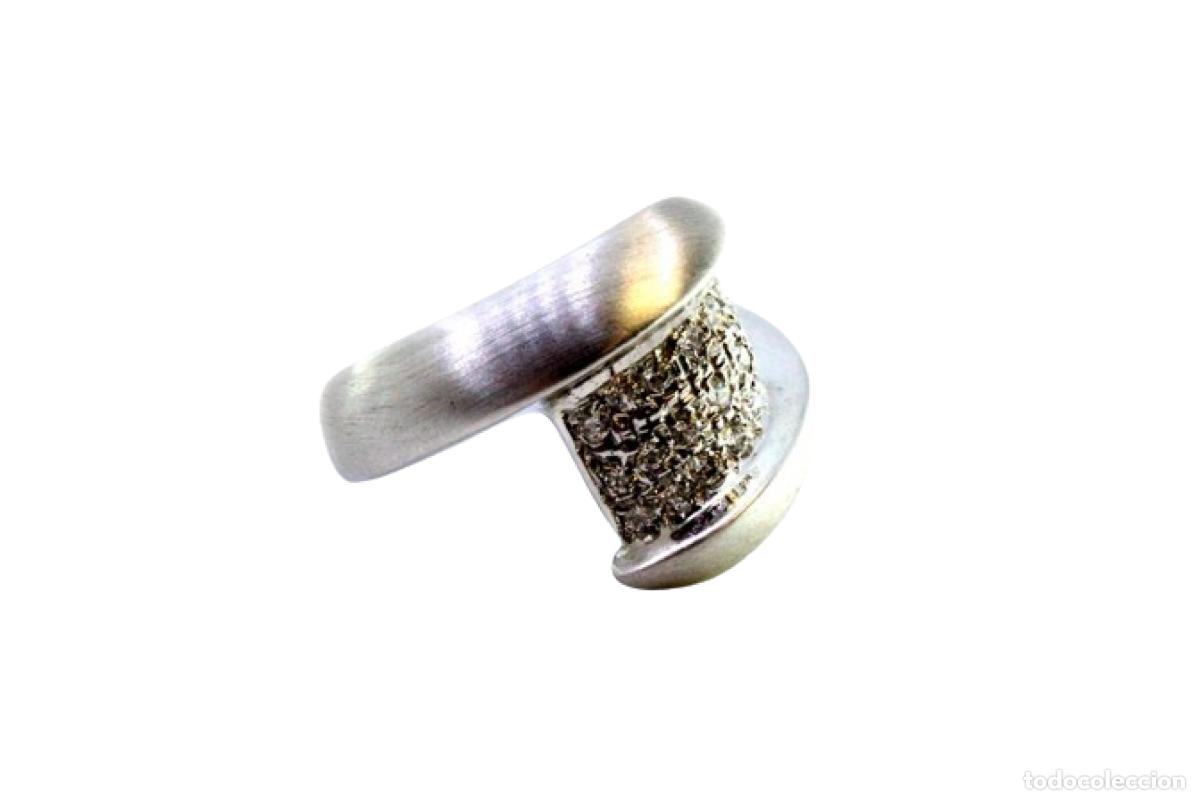Joyeria: Anillo de oro blanco de 19,2K con diamantes.