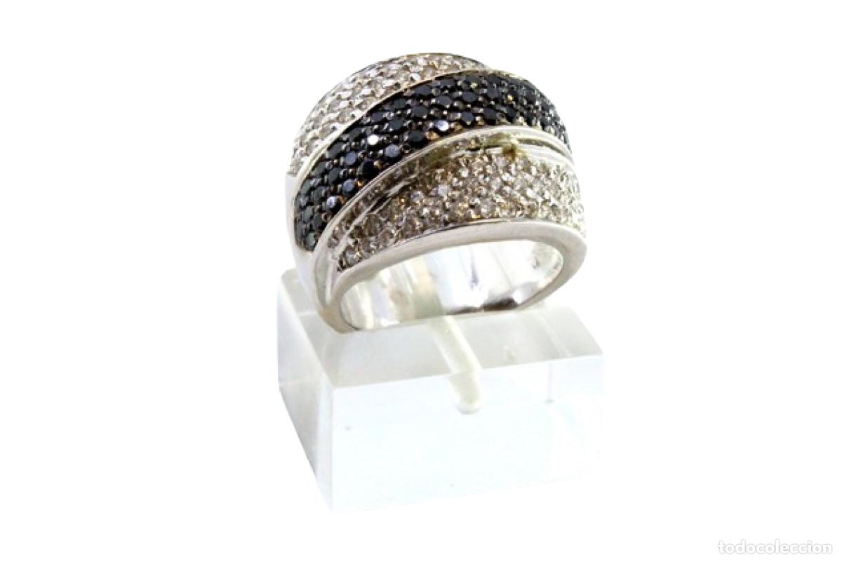 Joyeria: Anillo de oro blanco de 19,2K con diamantes blancos y negros.