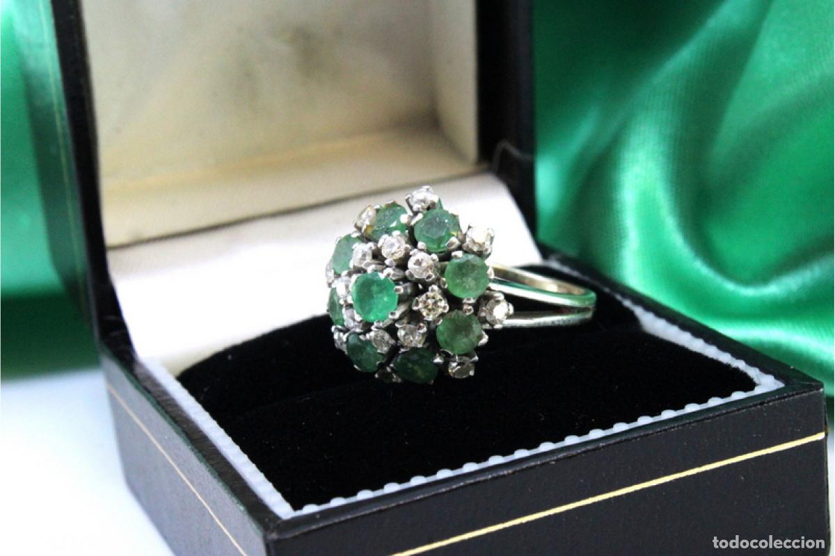 Joyeria: Anillo de oro blanco de 19,2K con diamantes y esmeraldas.
