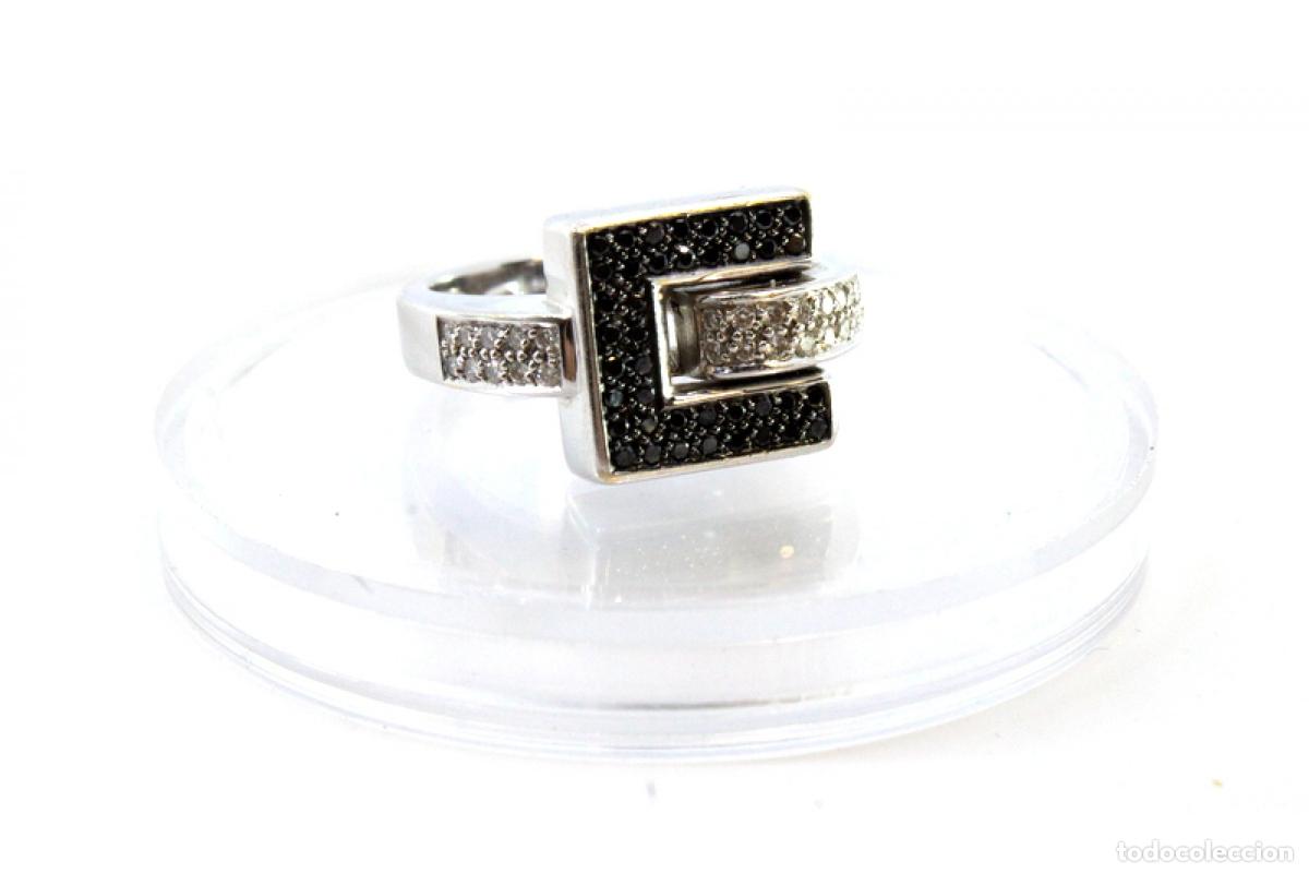 Joyeria: Anillo de oro blanco de 19,2K con diamantes blancos y negros.