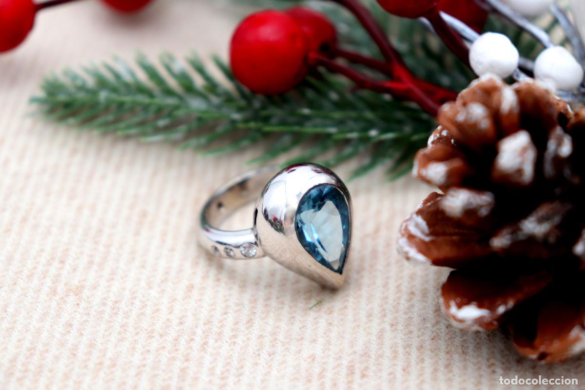Joyeria: Anillo de oro de 19,2 quilates con diamantes y topacios