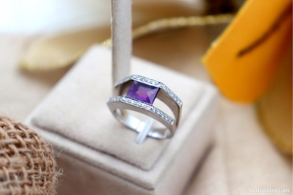 Joyeria: Anillo de oro blanco de 19,2K con diamantes y amatista.