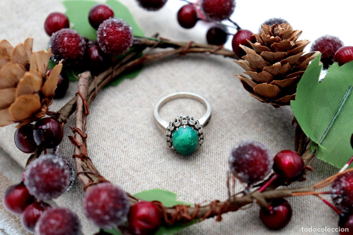 Joyeria: Anillo de oro blanco de 19,2K con diamantes y malaquita.