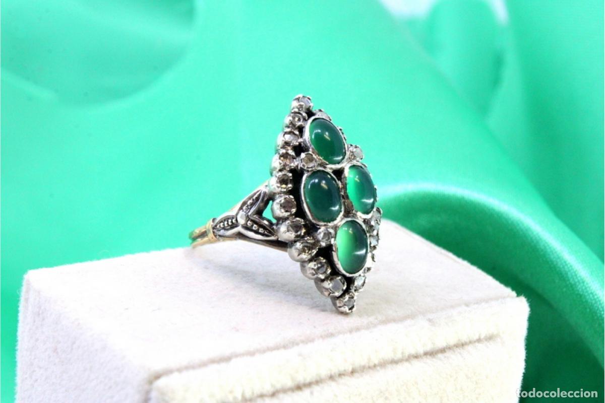 Schmuck: Anillo de oro y plata de 19,2K con diamantes y esmeraldas.