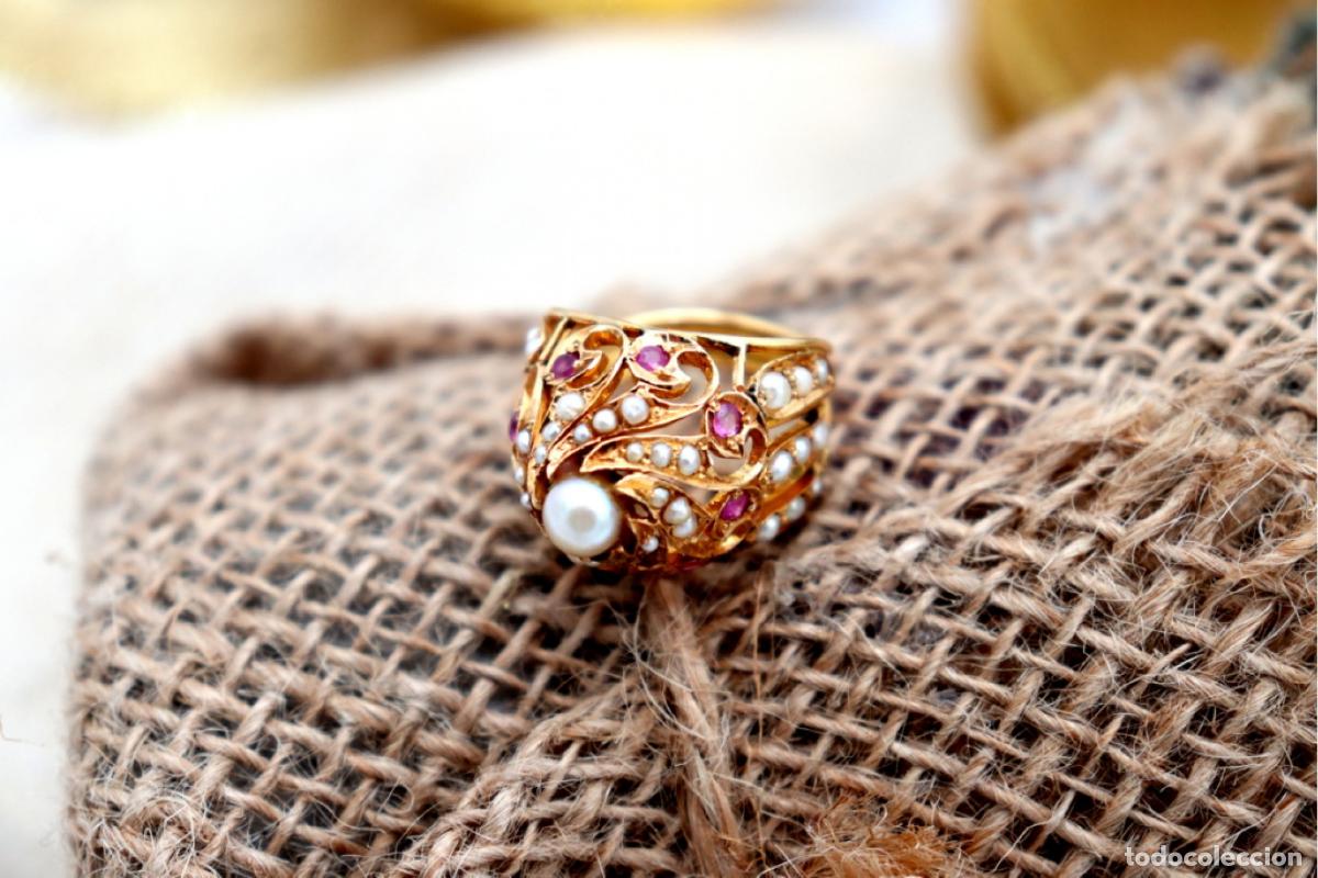 Schmuck: Anillo de oro de 22 quilates con perlas y rub&iacute;es