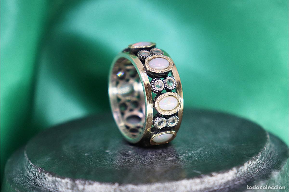 Schmuck: Anillo de oro y plata de 19,2K con diamantes y &oacute;palos.