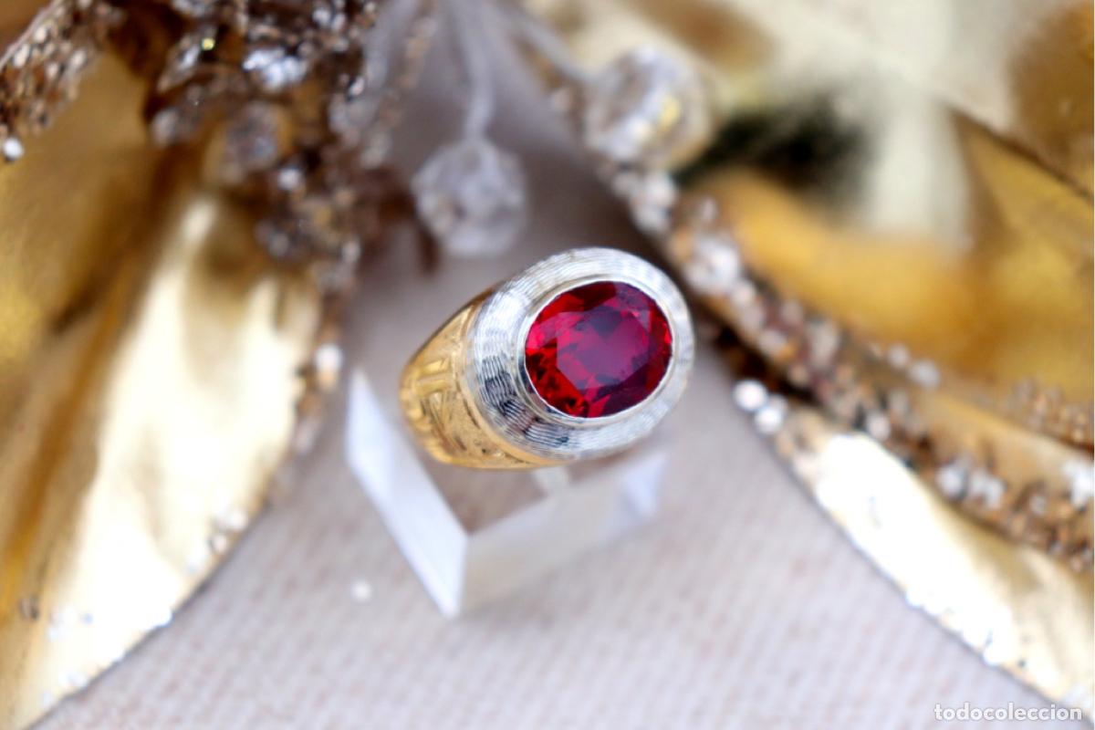 Schmuck: Anillo de oro bicolor de 19,2K con rub&iacute;.