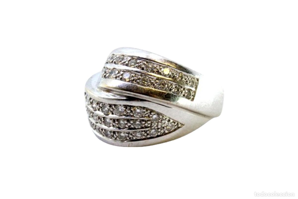Joyeria: Anillo de oro blanco de 18 quilates con diamantes.