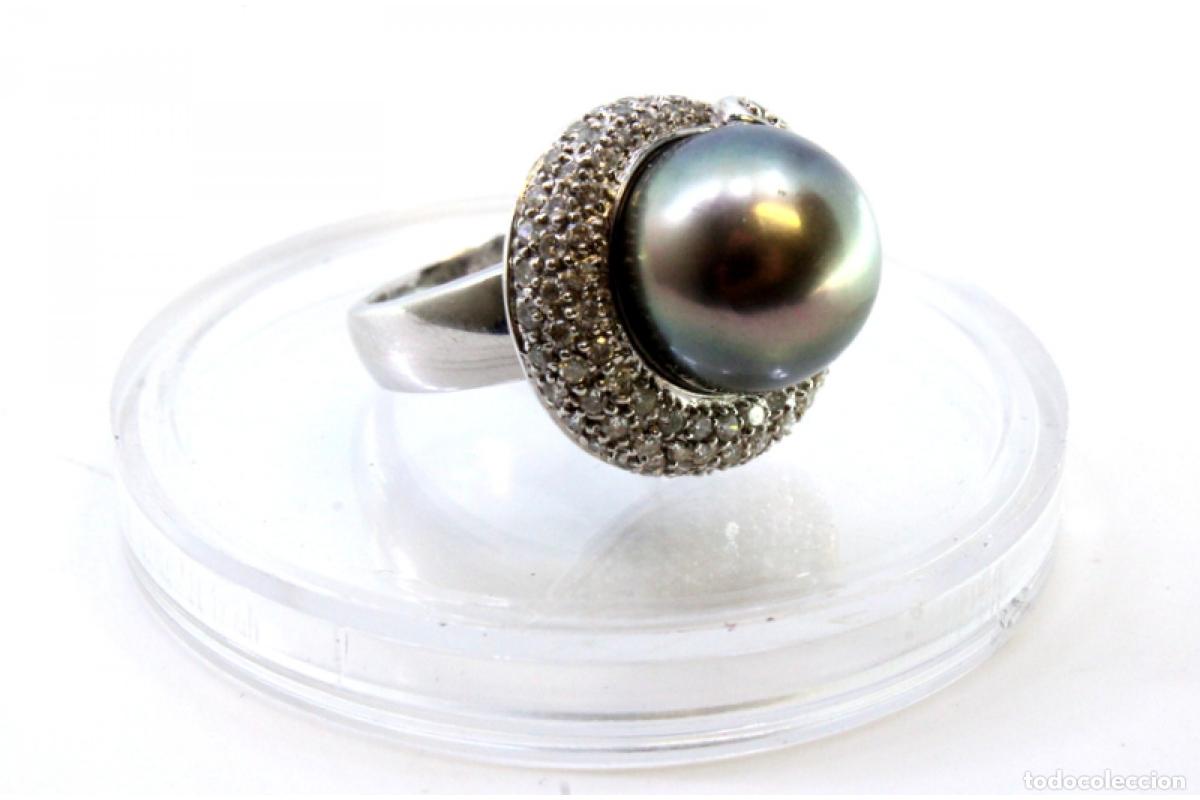 Joyeria: Anillo de oro blanco de 18 quilates con diamantes y una perla de los Mares del Sur.
