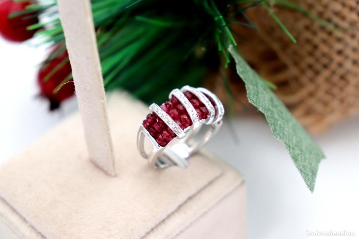 Joaillerie: Anillo de oro blanco de 18 quilates con diamantes y rub&iacute;es.