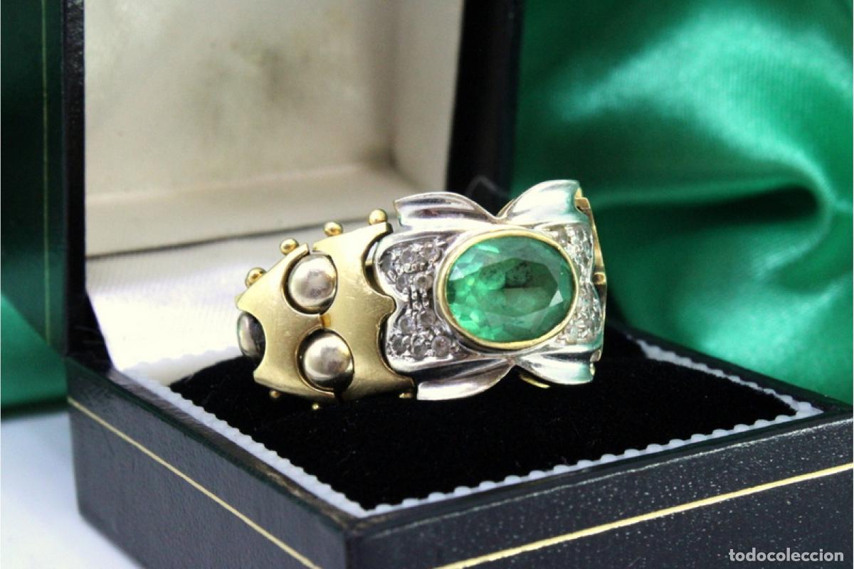 Joaillerie: Anillo de oro blanco de 18 quilates con diamantes y zafiros verdes.