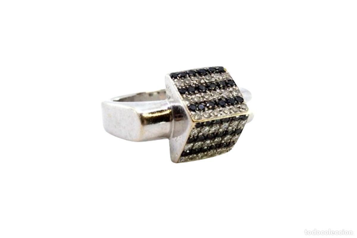 Joaillerie: Anillo de oro blanco de 19,2K con diamantes blancos y negros.