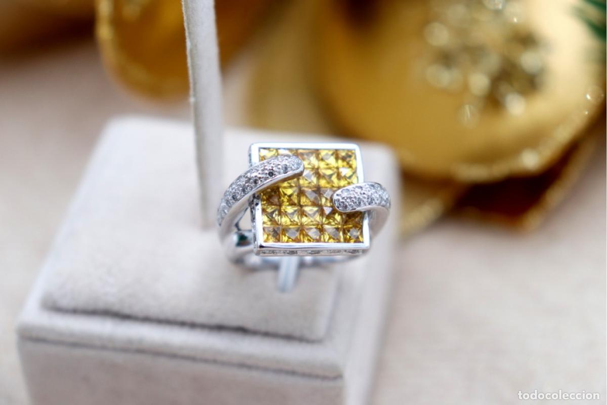 Joyeria: Anillo de oro blanco de 19,2K con diamantes y topacios.