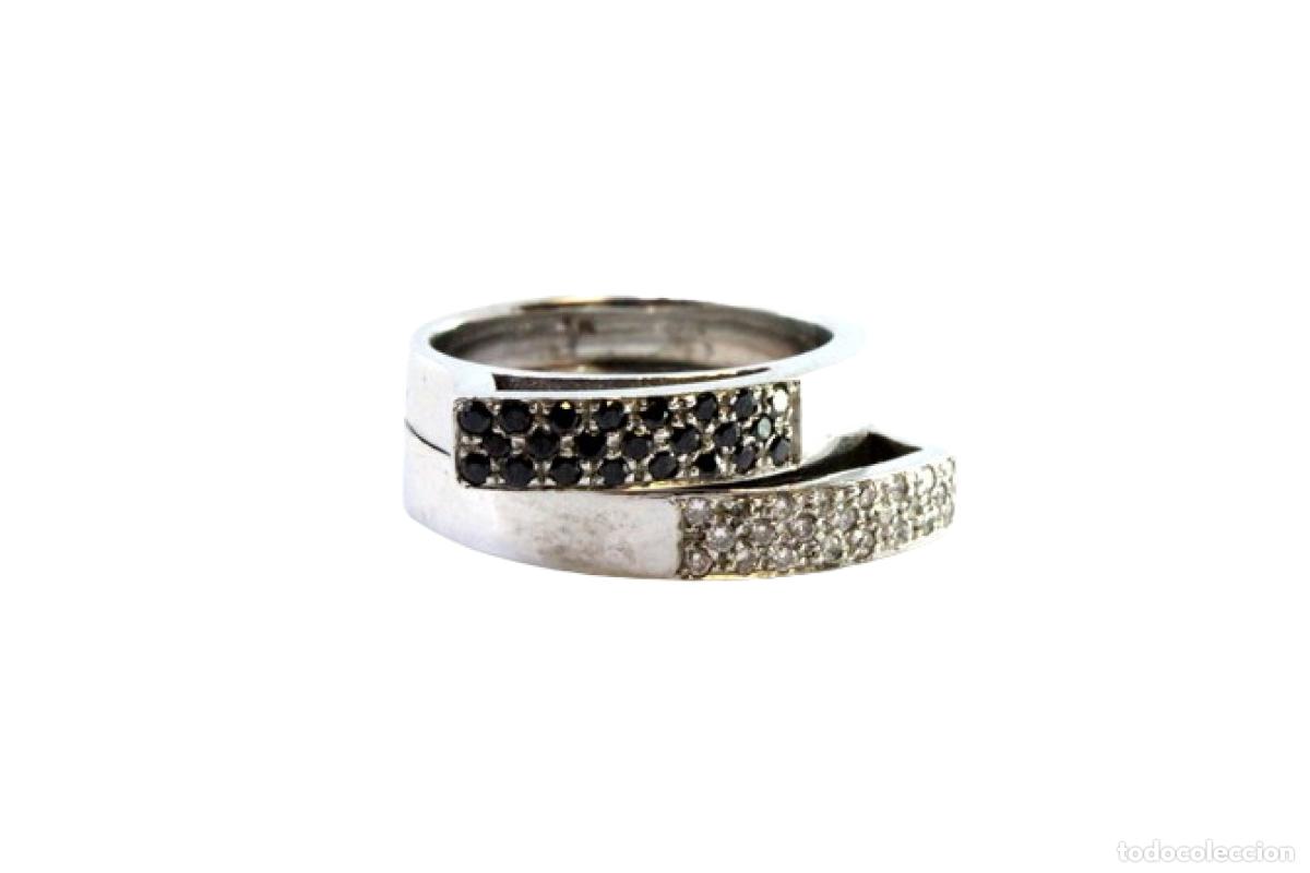 Joyeria: Anillo de oro blanco de 19,2K con diamantes blancos y negros.