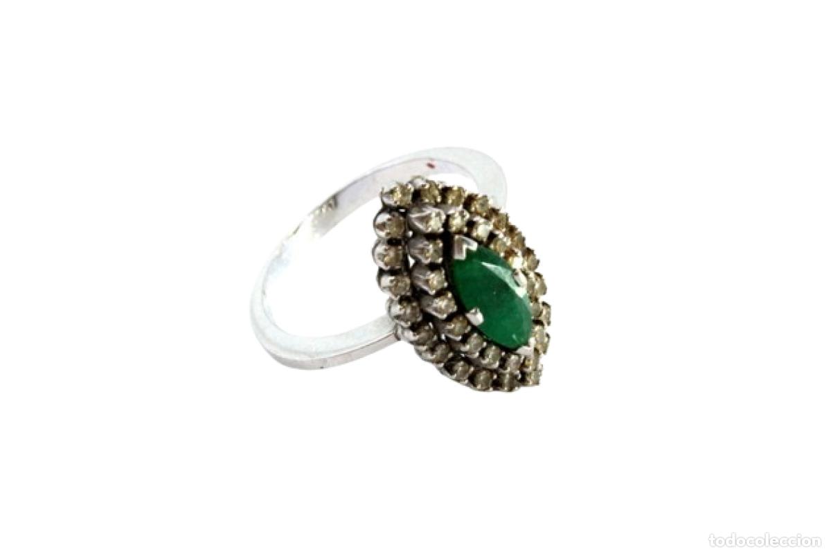 Joyeria: Anillo de oro blanco de 19,2K con diamantes y esmeralda.