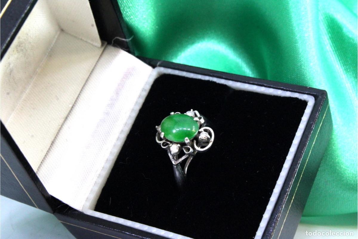 Joyeria: Anillo de oro blanco de 19,2K con diamantes y esmeralda.