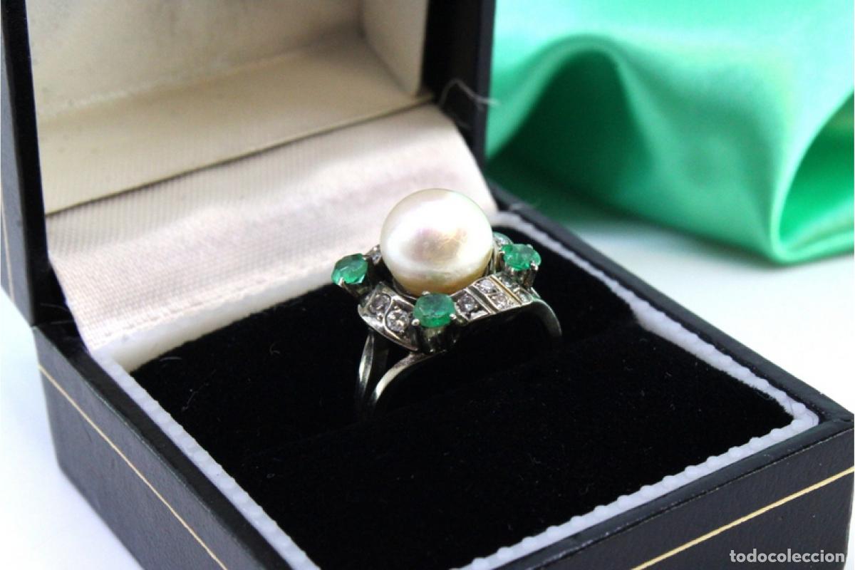 Joyeria: Anillo de oro blanco de 19,2K con diamantes, esmeraldas y perla.