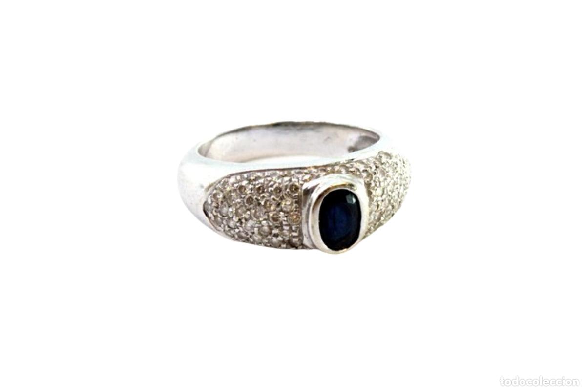 Joyeria: Anillo de oro blanco de 19,2K con diamantes y zafiro.