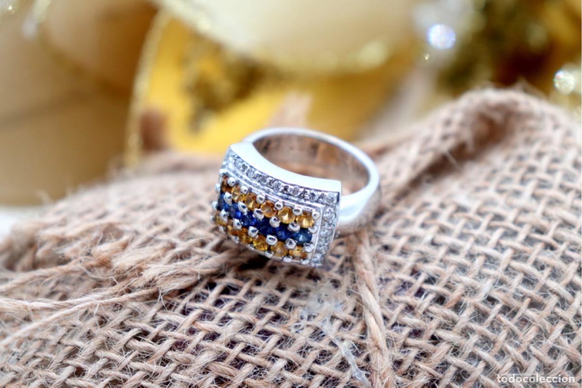 Joyeria: Anillo de oro blanco de 19,2 quilates con diamantes, topacios y zafiros.