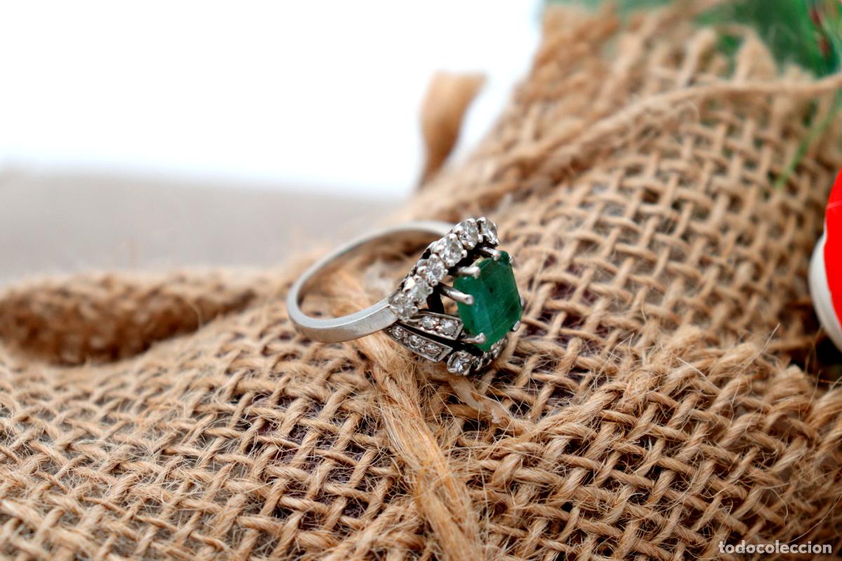 Joaillerie: Anillo de platino con diamantes y esmeralda.