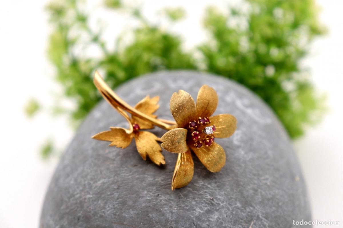 Joaillerie: Broche de Oro de 18 quilates con Diamantes y Rub&iacute;es - Flor