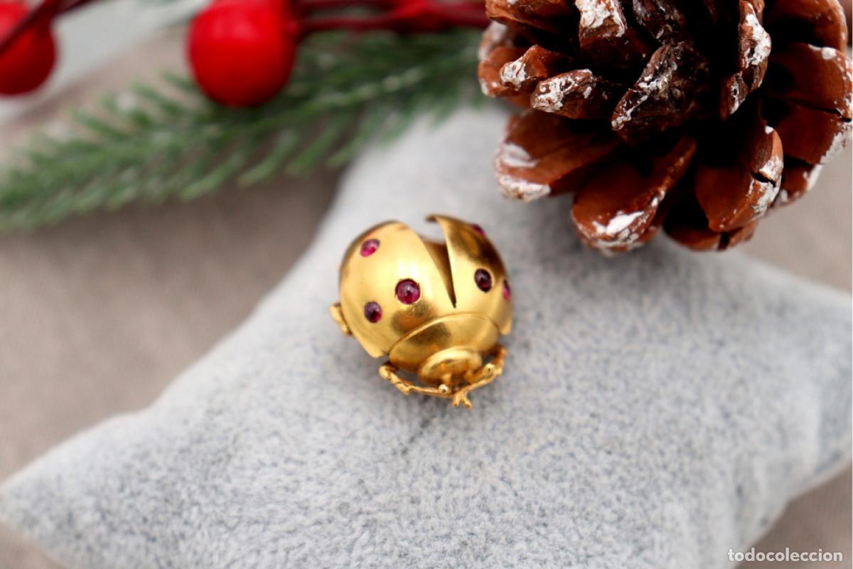 Gioielleria: Broche de oro de 18 quilates con rub&iacute;es - Mariquita