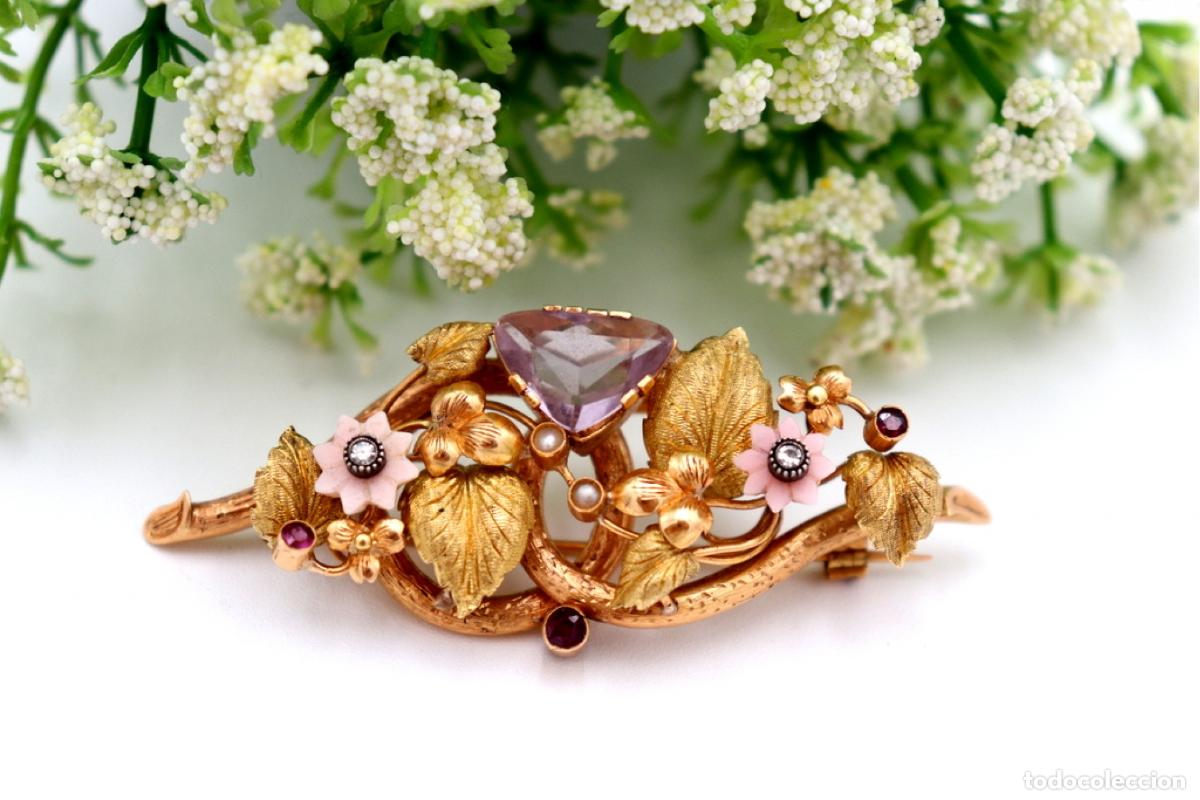 Jewelry: Broche de oro de 19,2 quilates con diamantes, amatistas, perlas y rub&iacute;es.