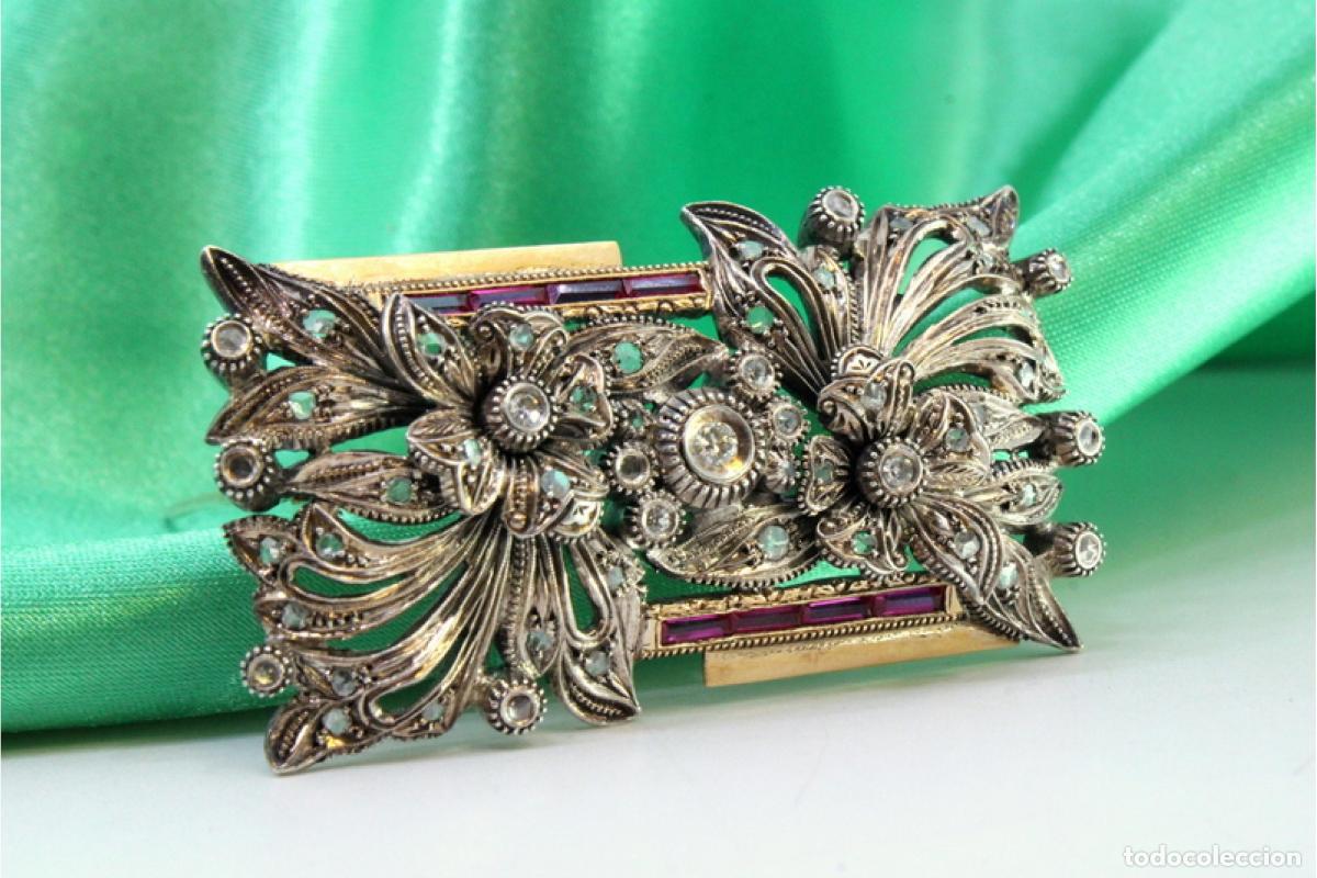 Joaillerie: Broche en oro y plata de 19,2K con diamantes y rub&iacute;es.