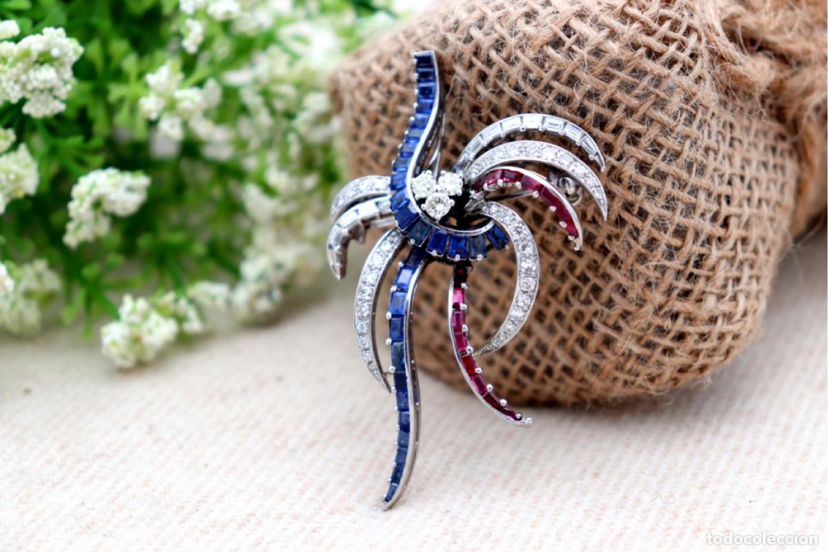 Joaillerie: Broche de platino con diamantes, rub&iacute;es y zafiros australianos.