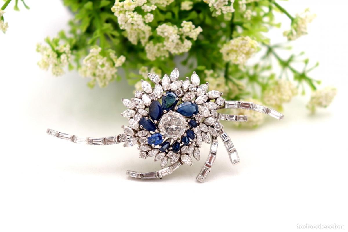 Joyeria: Broche y platino con diamantes y zafiros.