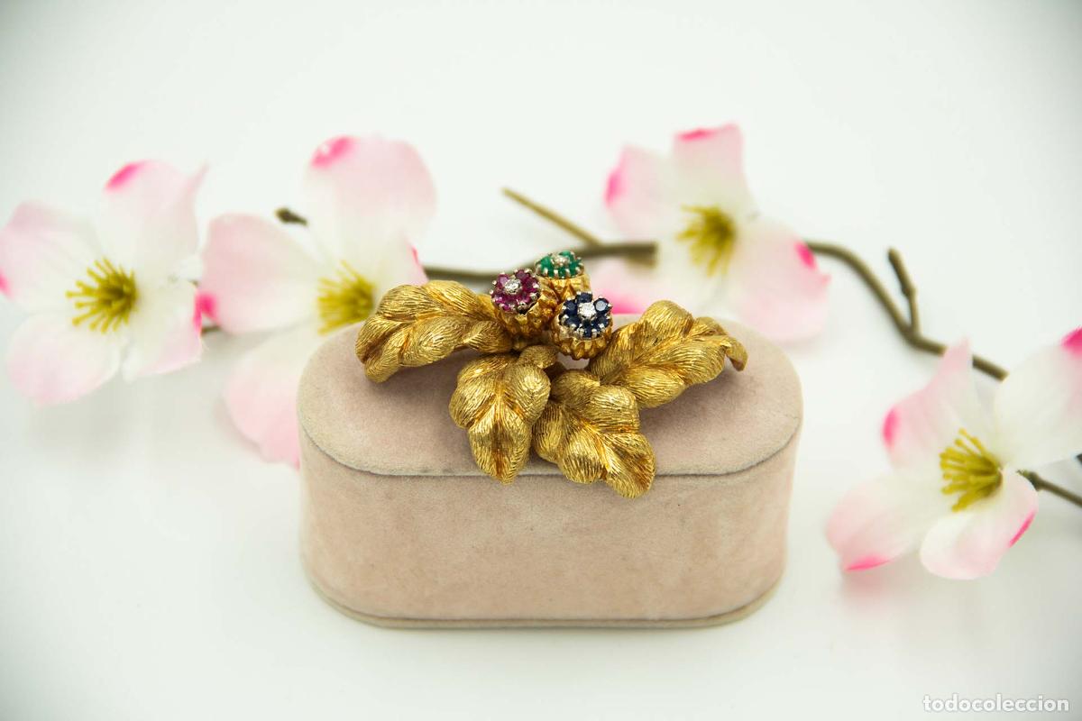 Joaillerie: Broche de oro de 18 quilates con rub&iacute;es, esmeraldas y diamantes