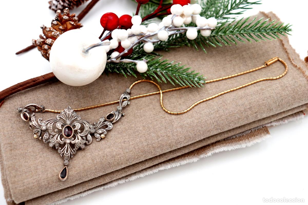 Joaillerie: Collar en oro y plata de 19,2K con granates y diamantes.