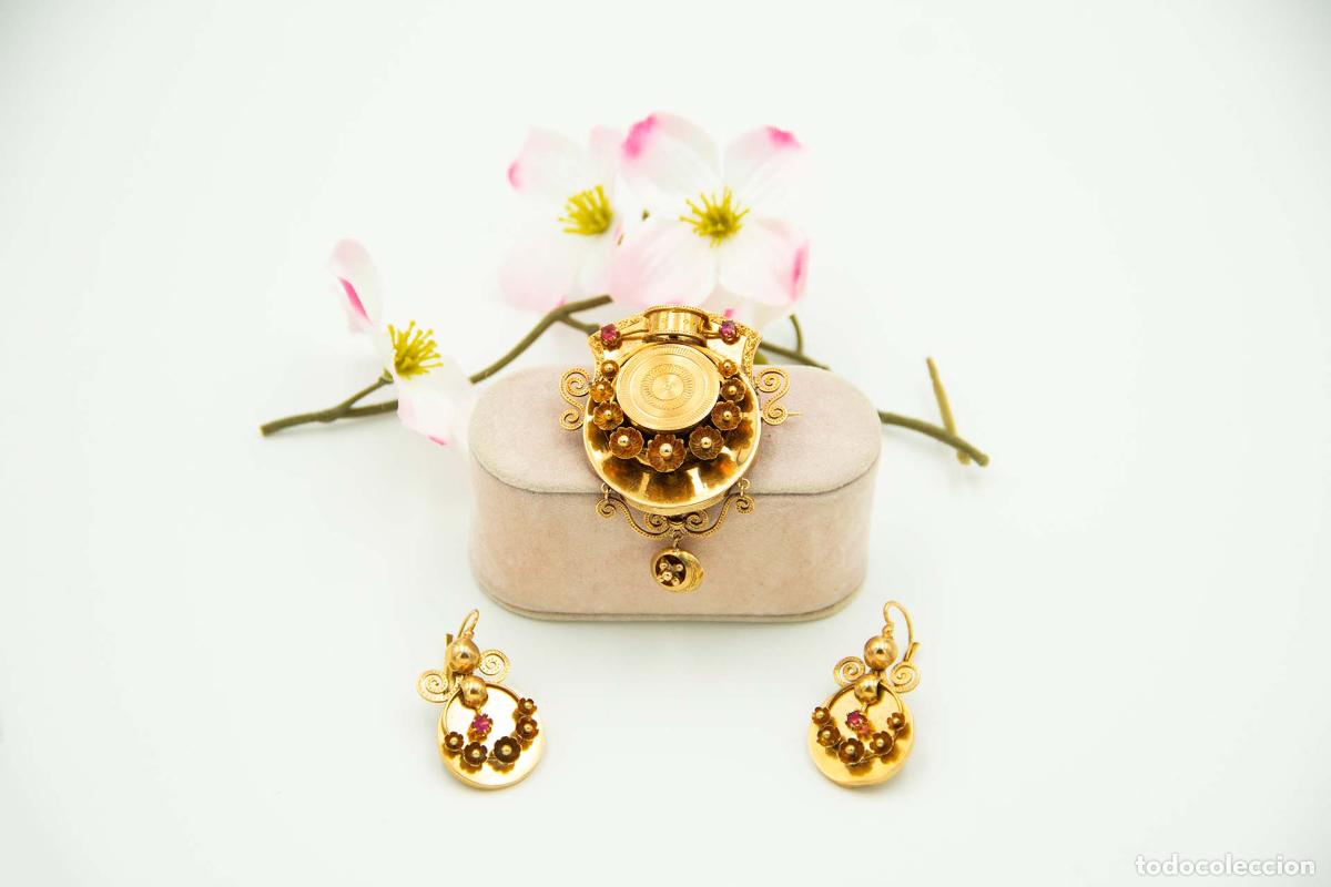 Schmuck: Conjunto de pendientes y colgante, en oro de 19,2K con rub&iacute;es.
