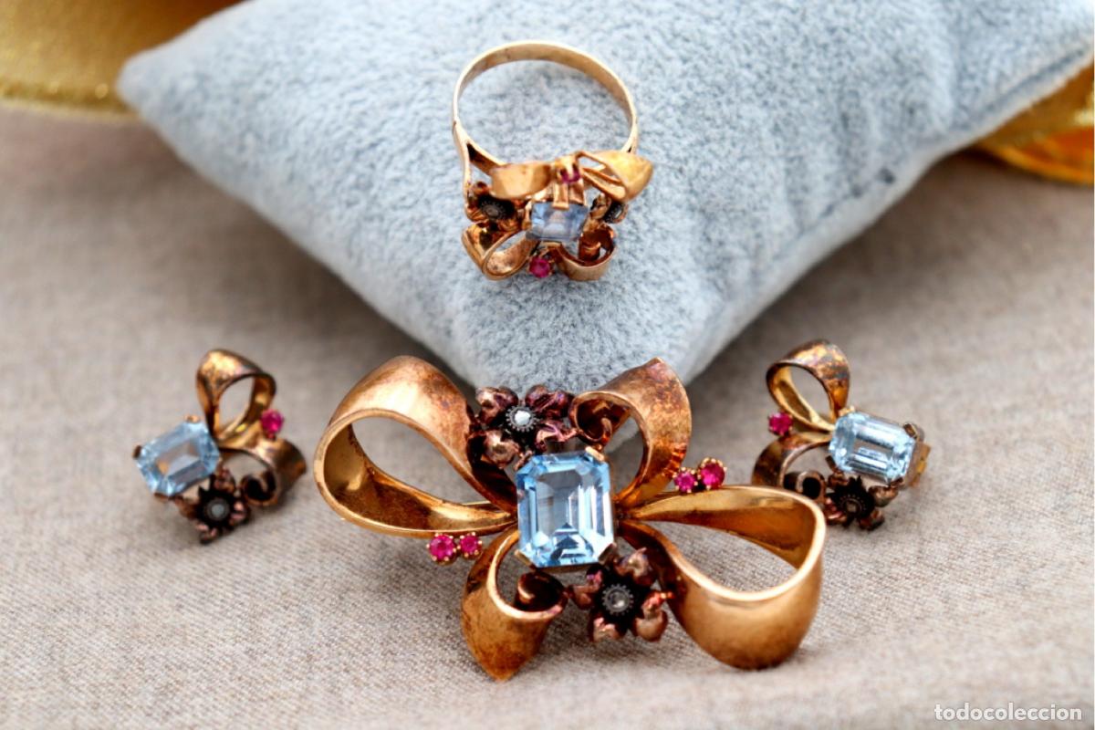 Schmuck: Conjunto de broche, anillo y pendientes en oro de 19,2K con diamantes y rub&iacute;es.