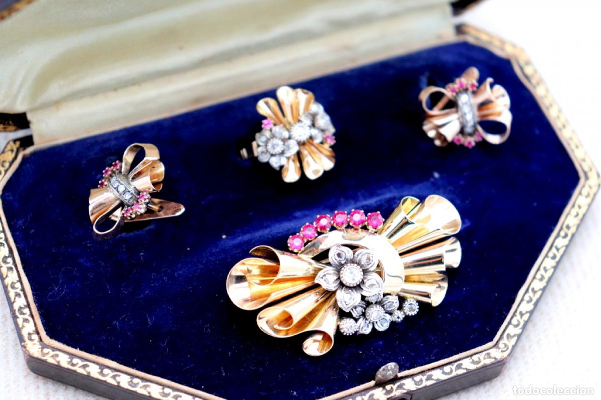 Schmuck: Conjunto de broche, anillo y pendientes en oro y plata de 19,2K con diamantes y rub&iacute;es.