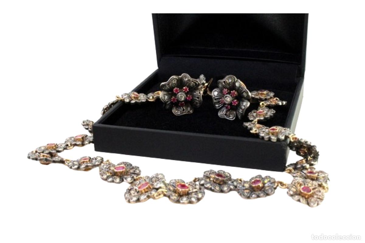Schmuck: Conjunto de collar y pendientes en oro y plata de 19,2K con diamantes y rub&iacute;es.