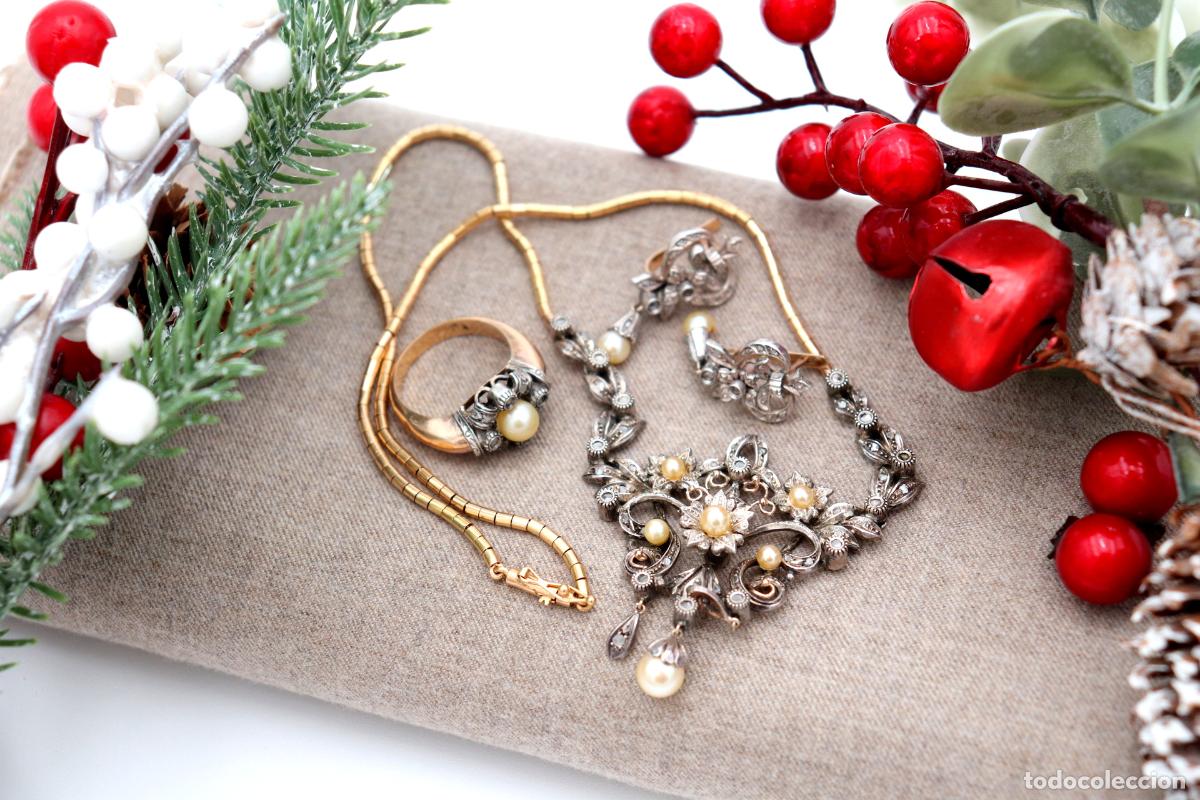 Schmuck: Conjunto de collar, anillo y pendientes en oro y plata de 19,2K con perlas y diamantes.