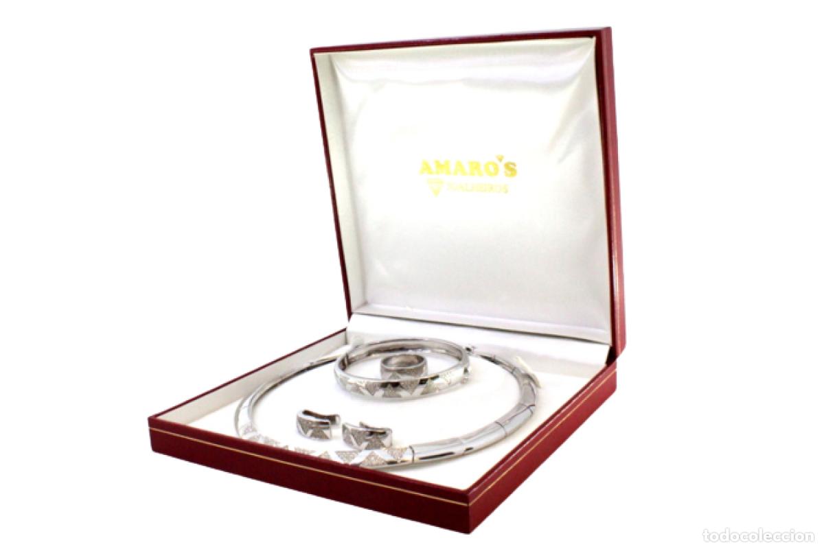 Schmuck: Collar, pulsera, anillo y pendientes engastados en oro blanco de 19,2K con diamantes.