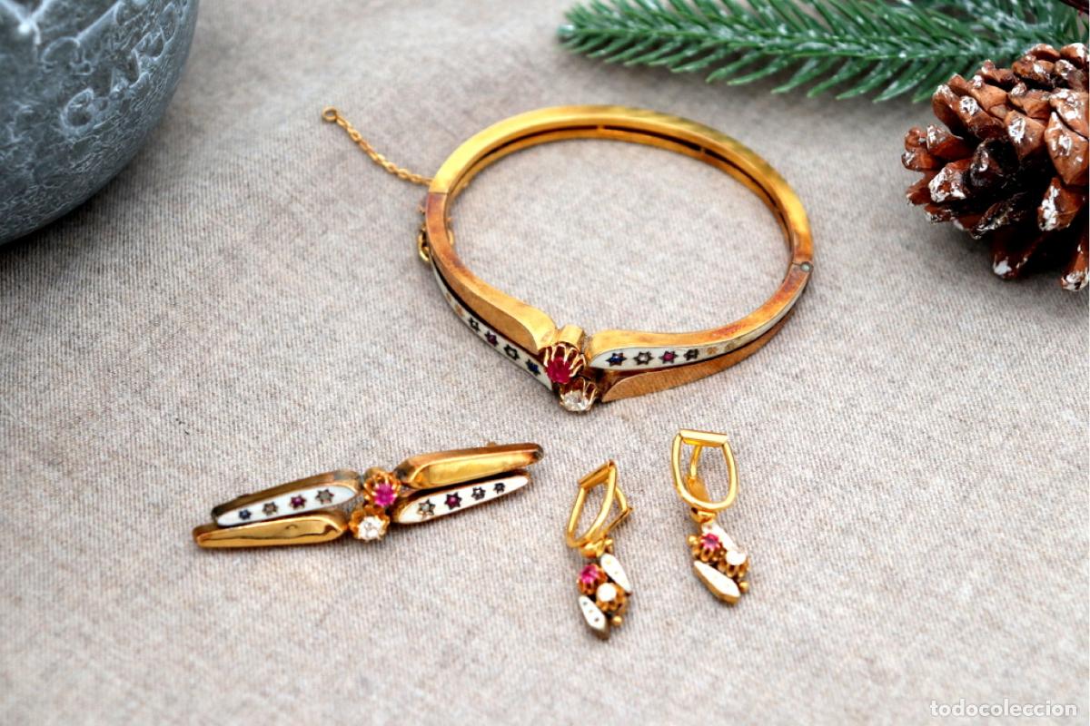 Schmuck: Conjunto de pulsera, broche y pendientes en oro de 19,2K con diamantes y rub&iacute;es.