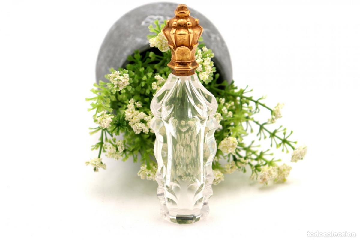 Schmuck: Frasco de vidrio facetado y oro del siglo XIX.