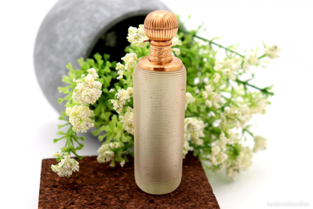 Schmuck: Frasco de perfume, fabricado en cristal y oro de 15K.