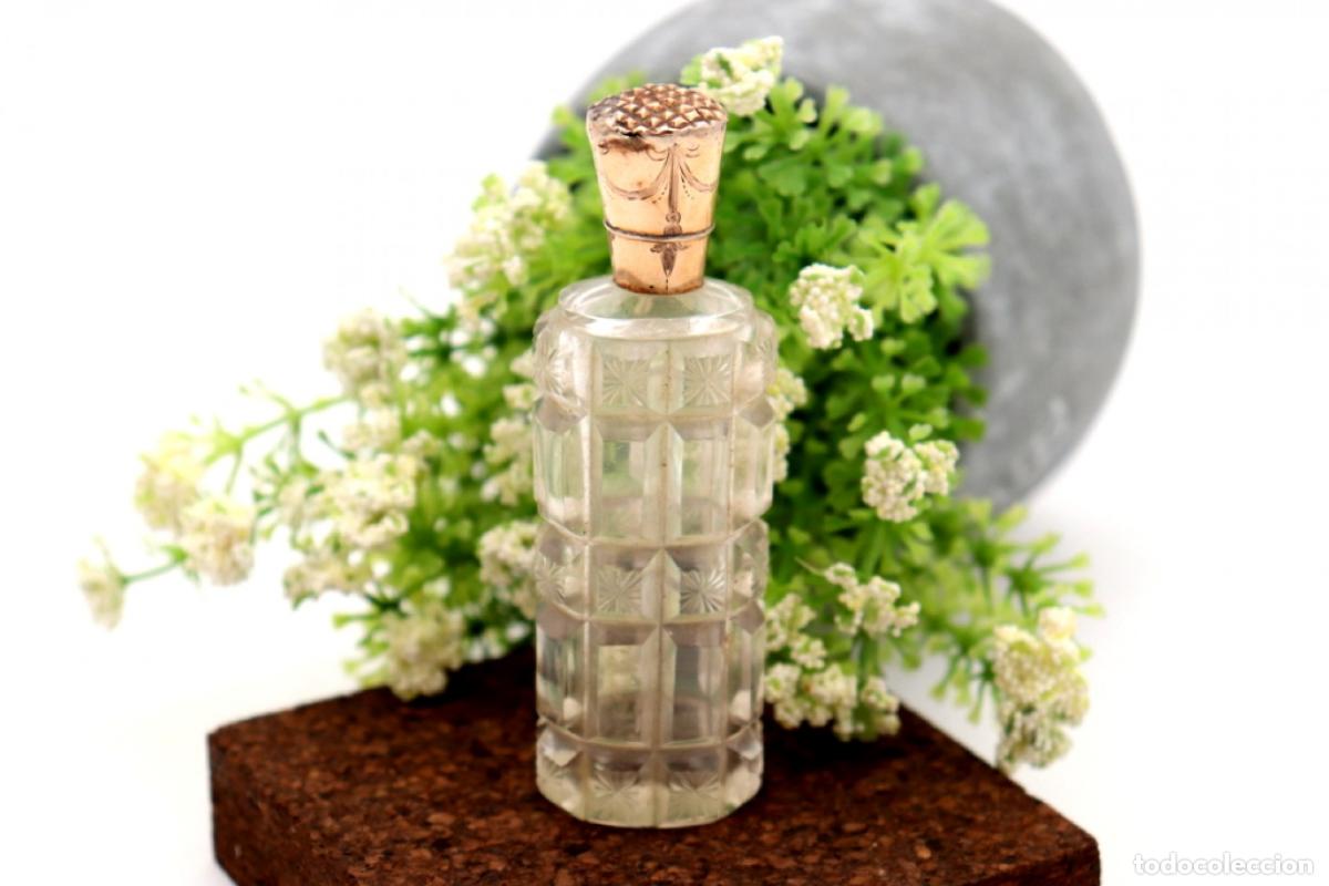 Schmuck: Frasco de perfume, fabricado en cristal y oro de 15K.