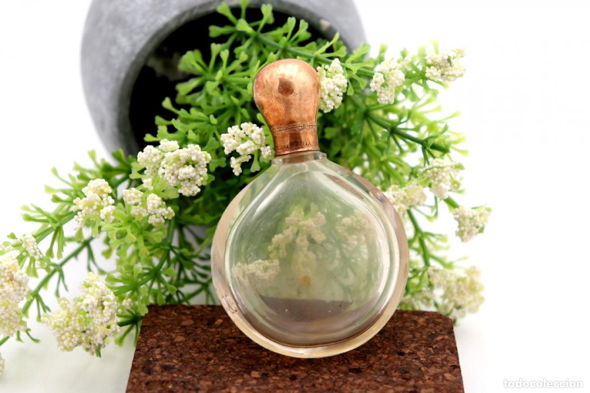 Schmuck: Frasco de perfume, fabricado en cristal y oro de 15K.