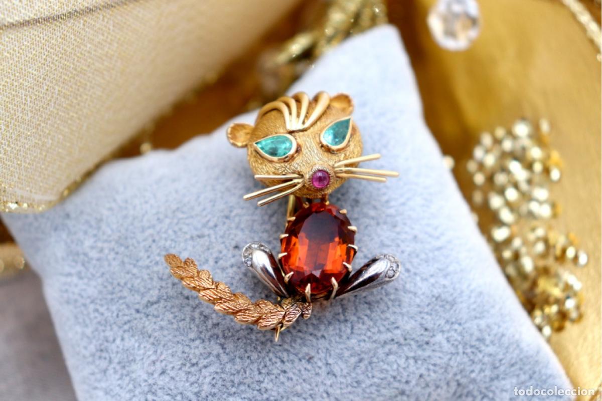 Joaillerie: Broche de Oro de 19,2K con diamantes, esmeraldas y tanzanita - Gato