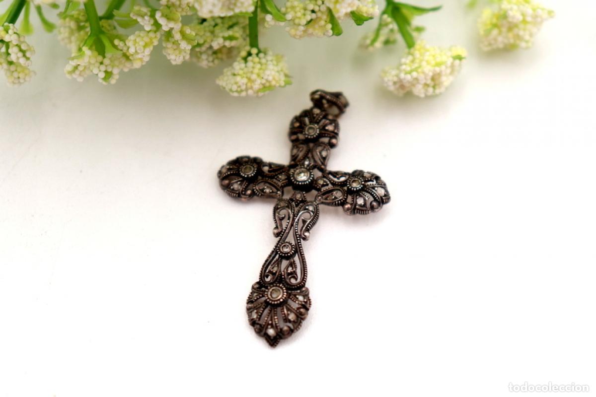 Schmuck: Colgante cruz en oro de 15K y plata con diamantes.