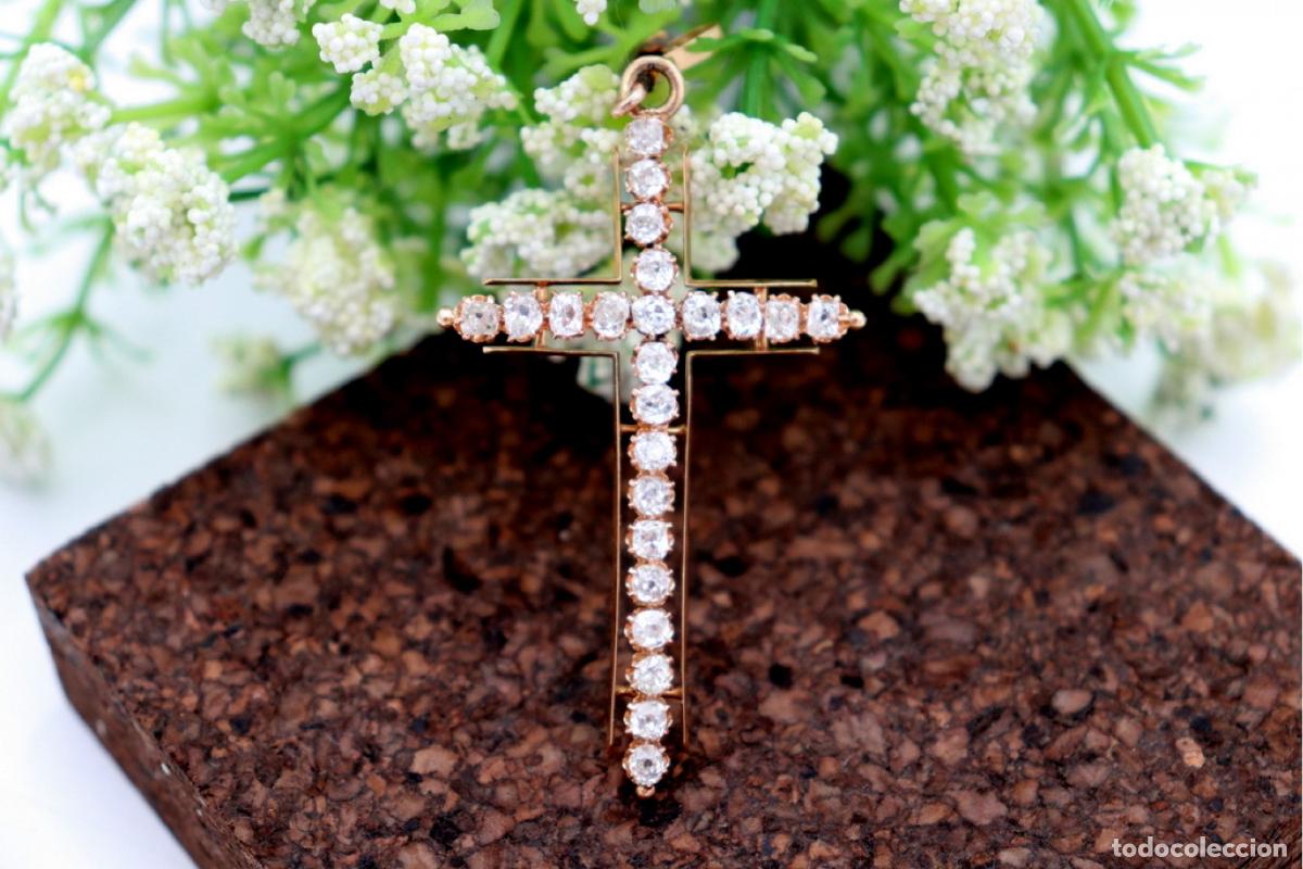 Joaillerie: Colgante cruz en oro de 18 quilates con diamantes.