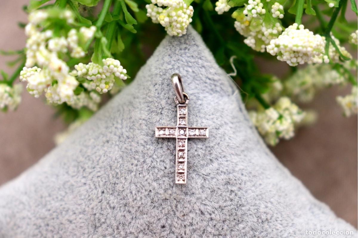 Jewelry: Colgante cruz en oro blanco (19,2K) con diamantes.