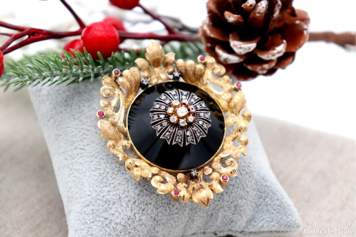 Joyeria: Broche en oro y plata de 19,2K, con diamantes, &oacute;nix y rub&iacute;es.